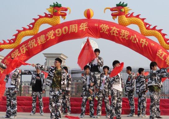 这些50年代的宣传画很难见到,现在有眼福了